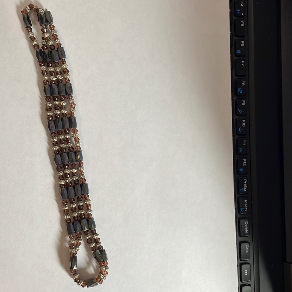 Bracelet with magnetic clasp